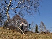 24 Sul sentiero per  uscire dalla radura prativa recintata di Sonzogno...alzare per passare